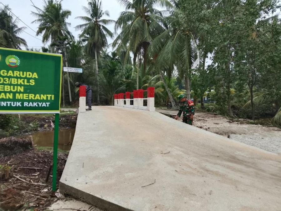 Babinsa dan Linmas Awasi Jembatan Garuda di Desa Tebun, Pastikan Akses Warga Tetap Aman