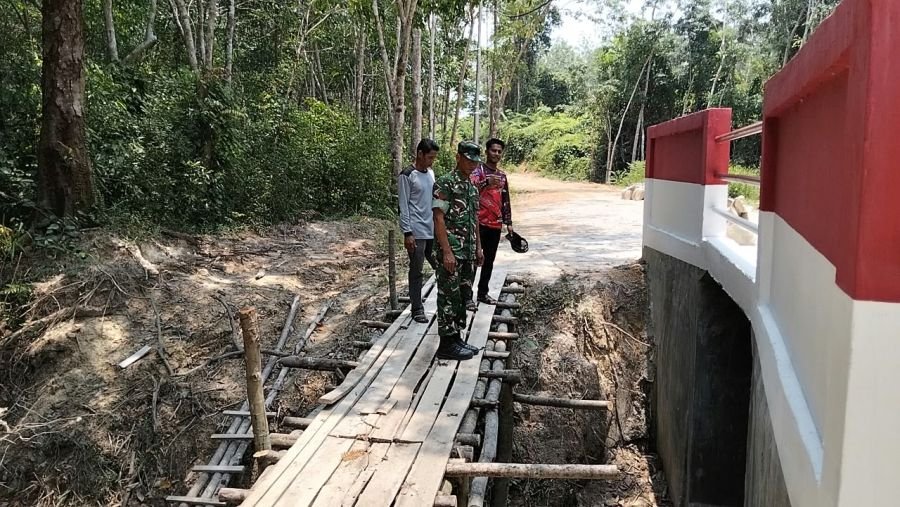 Babinsa dan Linmas Patroli Jembatan Merah Putih, Pastikan Infrastruktur Tetap Terjaga