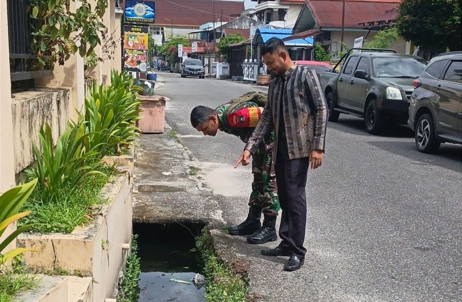 Babinsa dan Lurah Cinta Raja Cek Drainase, Perkuat Antisipasi Banjir Lewat Gotong Royong