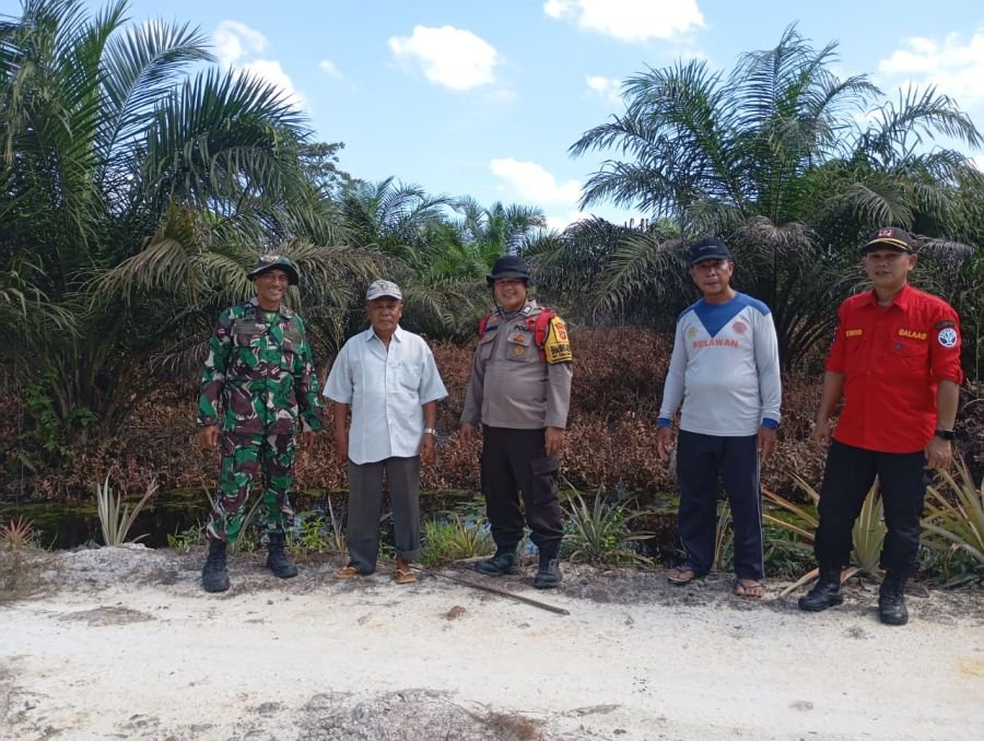 Babinsa dan Manggala Agni Perketat Patroli Karhutla di Pencing Bekulo