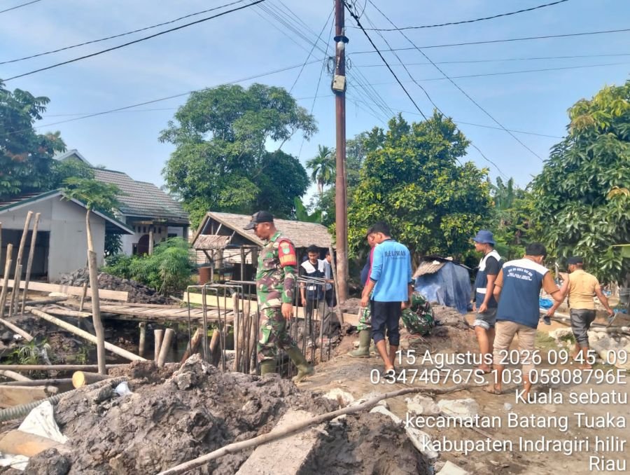 Babinsa dan Masyarakat Gotong Royong Percepat Pembangunan Jembatan Merah Putih