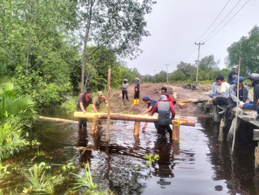 Babinsa dan Masyarakat Gotong Royong, Pembangunan Jembatan Garuda Merah Putih Terus Berjalan