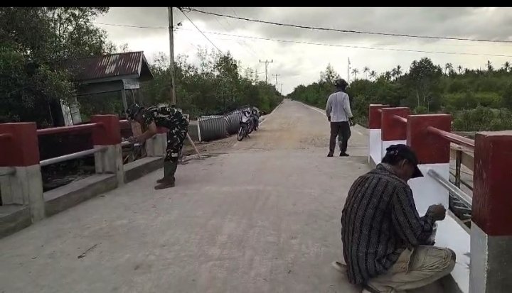 Babinsa dan Warga Goto Kebut Pembangunan Jembatan Garuda di Desa Tanjung Samak
