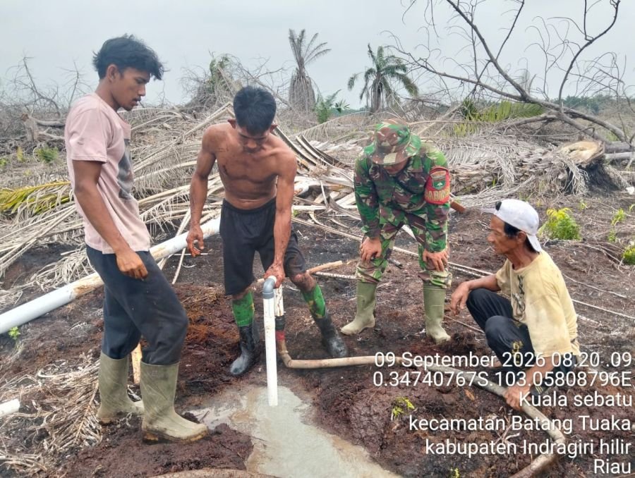 Babinsa dan Masyarakat Gotong Royong Membangun Sumur Bor untuk Penanggulangan Karhutla di Desa Kuala