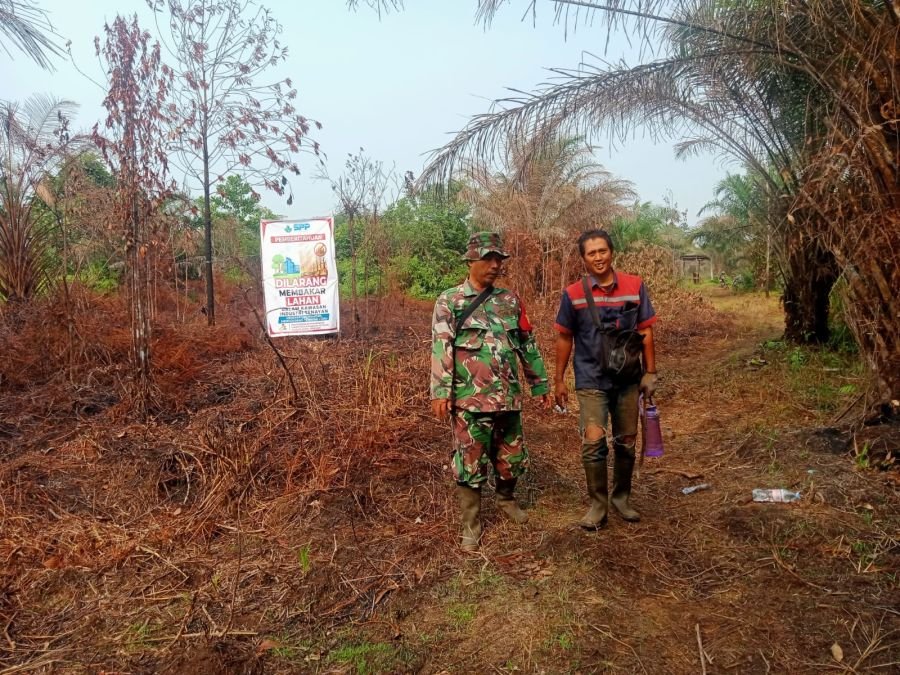 Babinsa dan Masyarakat Peduli Api Perkuat Patroli Cegah Karhutla di Tenayan Raya