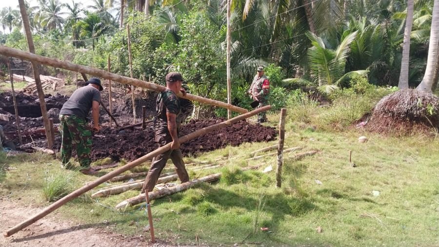 Babinsa dan masyarakat saling bahu-membahu untuk membangun jembatan diantara Desa Tebun & Repan
