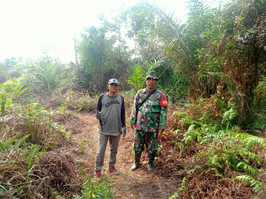 Babinsa dan MPA Bersinergi Cegah Karhutla di Wilayah Tenayan Raya