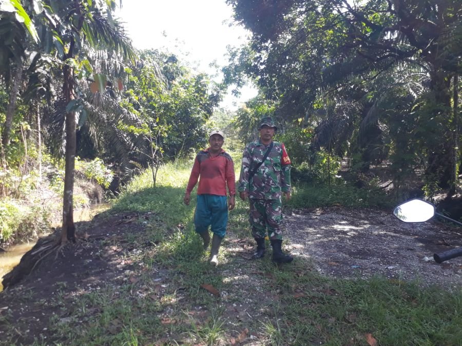 Babinsa dan MPA Gencarkan Patroli Pencegahan Karhutla di Tenayan Raya