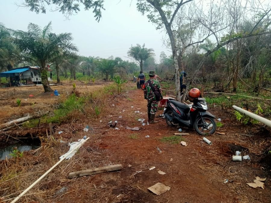 Babinsa dan MPA Perkuat Patroli Pencegahan Karhutla di Tenayan Raya