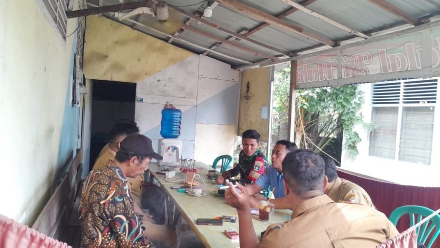 Babinsa dan Perangkat Kelurahan Perkuat Kamtibmas Lewat Komsos di Rumbai Barat