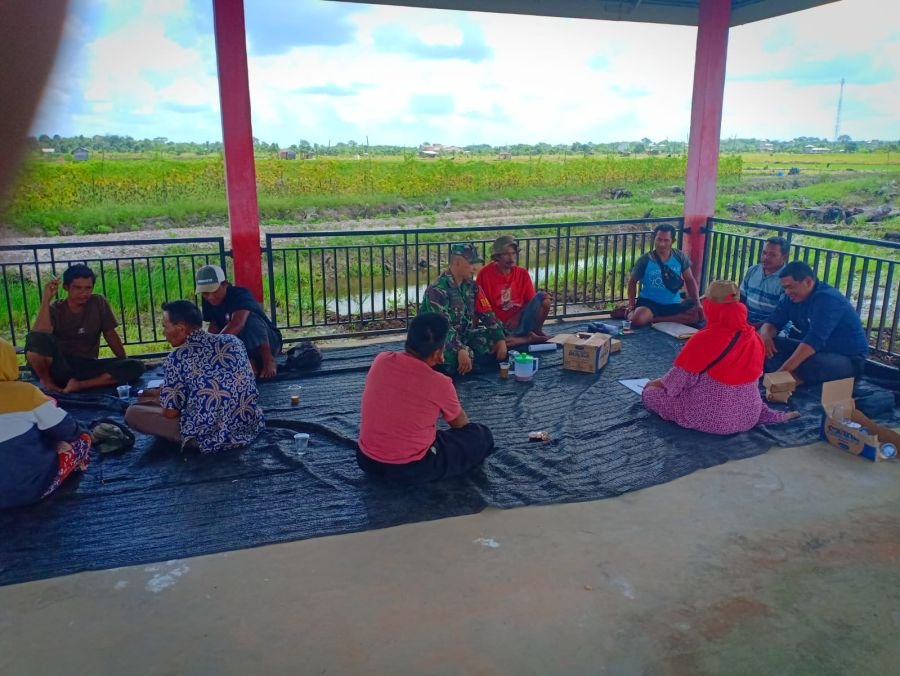 Babinsa dan Poktan Bunut Duduk Santai, Bahas Solusi Pertanian Desa
