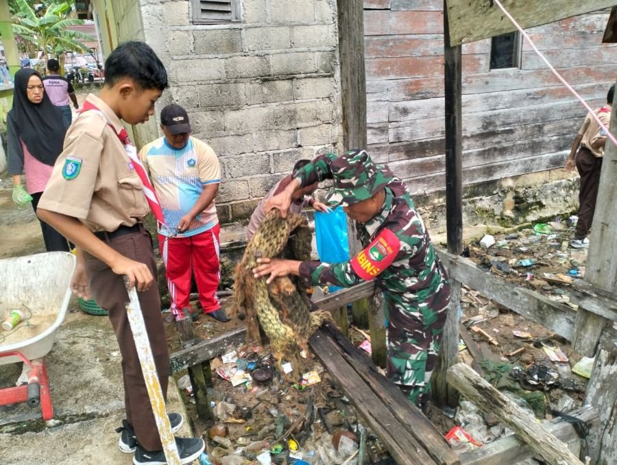 Babinsa dan Siswa SMA Bersihkan Sampah Laut di Pesisir Tambelan