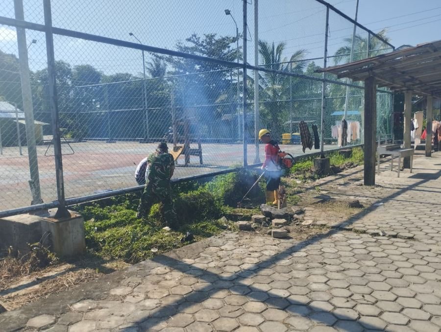 Babinsa dan Staf Desa Kukup Gotong Royong Bersihkan Lapangan Voli