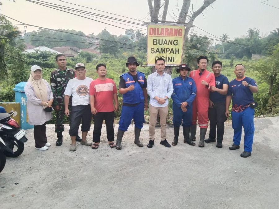 Babinsa dan Tim Gabungan Gerak Cepat Padamkan Kebakaran Tumpukan Sampah di Jalan Dwikora