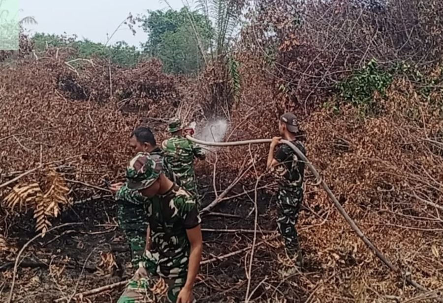 Babinsa dan Tim Gabungan Padamkan Kebakaran di Desa pulau Jum'at