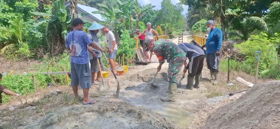 Babinsa dan Warga Air Emas Cor Jembatan Longsor Demi Akses Warga