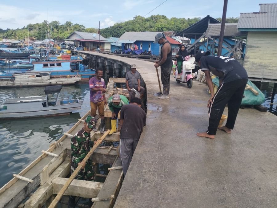 Babinsa dan Warga Batu Lepuk Perbaiki Pelantar Dermaga Nelayan