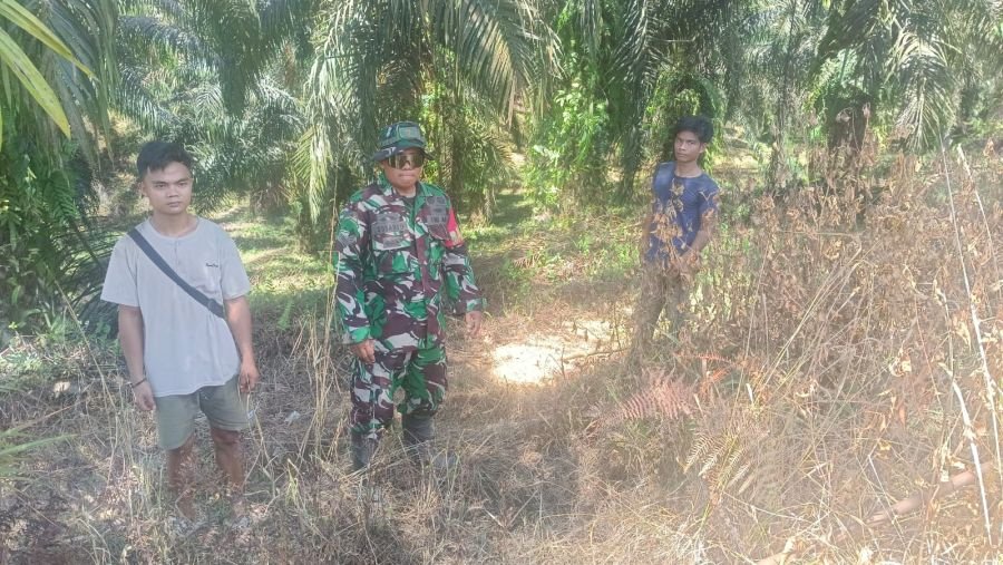 Babinsa dan Warga Bergandengan Tangan Jaga Tenayan Raya Tetap Bebas Karhutla