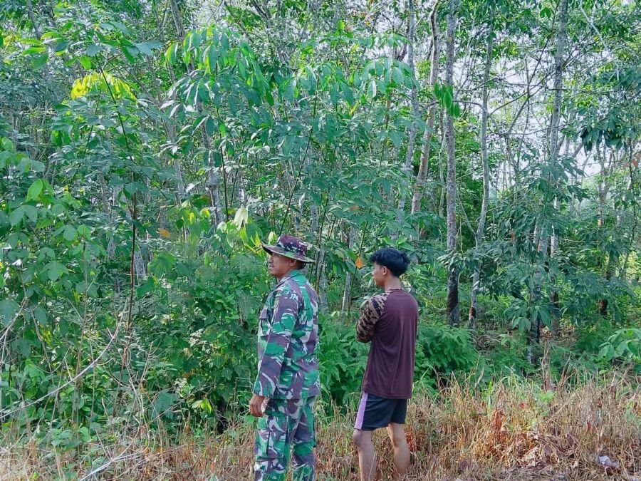 Babinsa dan Warga Bergerak Cegah Karhutla di Pangkalan Pinang