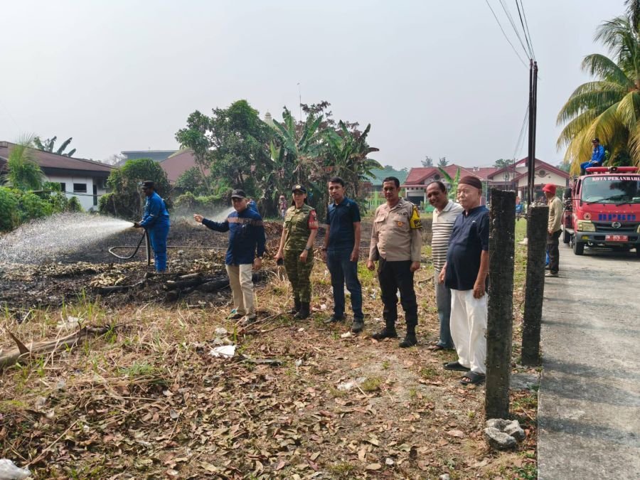 Babinsa dan Warga Bergerak Cepat, Kebakaran Lahan di Tangkerang Utara Berhasil Dipadamkan