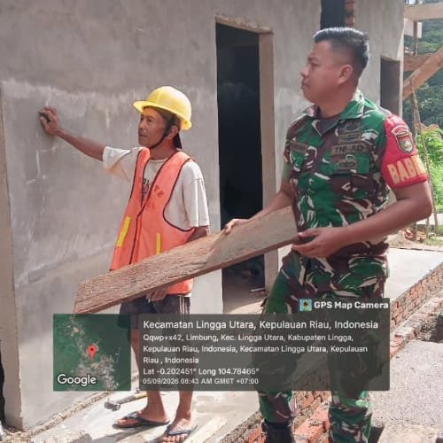 Babinsa dan Warga Bergotong Royong, Kamar Mandi Kantor Desa Limbung Diperbaiki