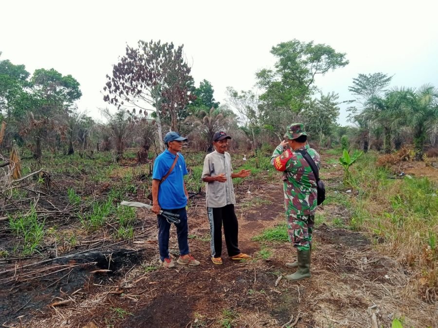Babinsa dan Warga Bersama Cegah Karhutla di Wilayah Tenayan Raya