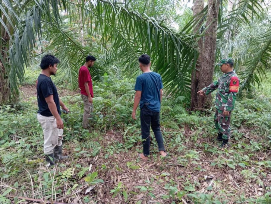 Babinsa dan Warga Bersatu, Bentengi Pangkalan Jambi dari Ancaman Karhutla