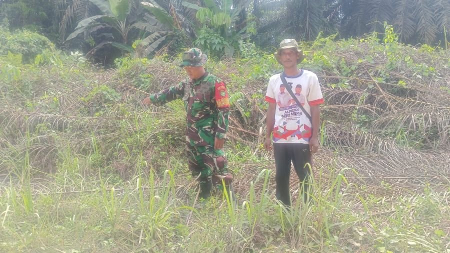 Babinsa dan Warga Bersatu Jaga Tenayan Raya Tetap Bebas Karhutla