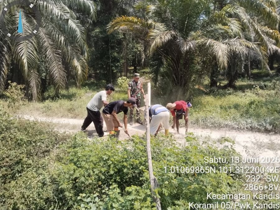 Babinsa dan Warga Bersihkan Jalan Kampung Jambai Makmur
