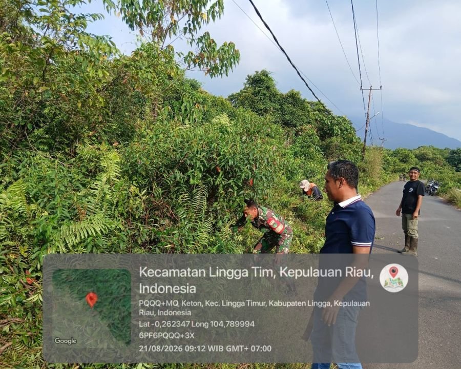 Babinsa dan Warga Bersihkan Semak di Bahu Jalan Menuju Desa Keton