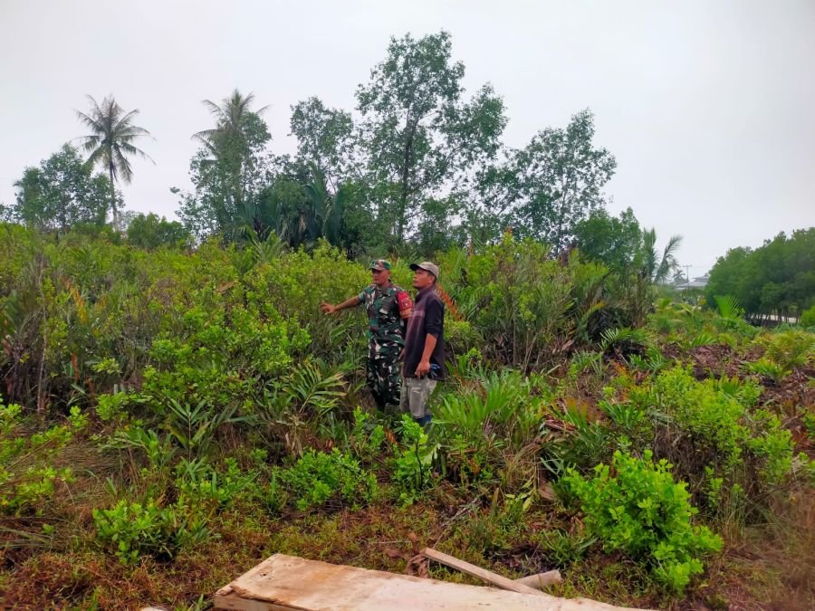 Babinsa dan Warga Bersinergi Cegah Karhutla di Desa Teluk Ketapang