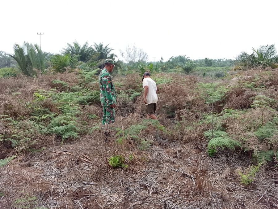 Babinsa dan Warga Bersinergi Cegah Karhutla