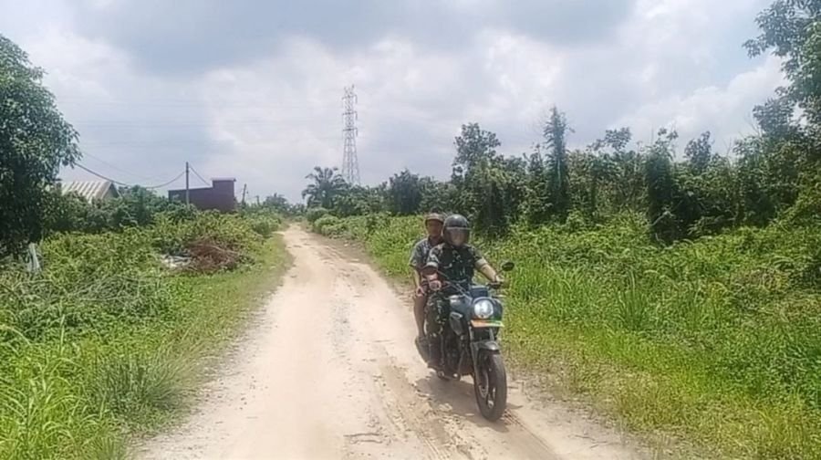 Babinsa dan Warga Bersinergi Jaga Rumbai Timur Tetap Bebas Asap Karhutla