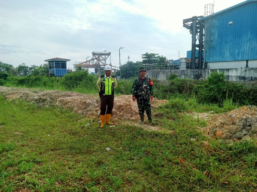 Babinsa dan Warga Bersinergi Jaga Tenayan Raya dari Ancaman Karhutla