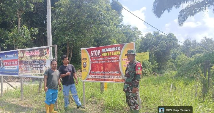 Babinsa dan Warga Bersinergi Jaga Tenayan Raya Tetap Bebas Karhutla