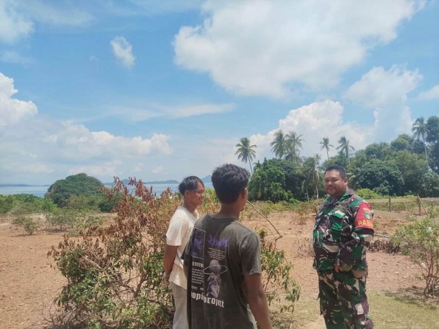 Babinsa Senayang Dorong Siskamling Jadi Benteng Keamanan Desa Benan
