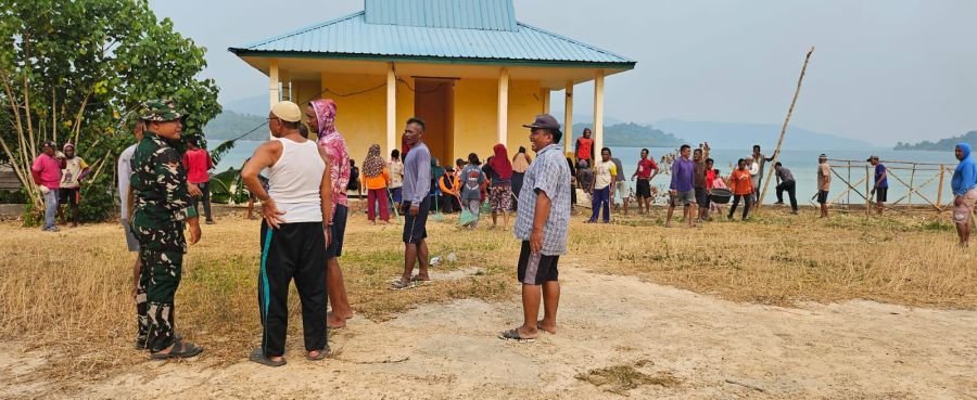 Babinsa dan Warga Desa Penaah Bersatu Jaga Kebersihan, Wujud Nyata Kemanunggalan TNI dengan Rakyat