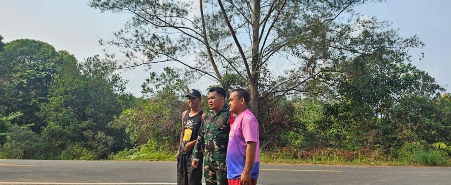Babinsa dan Warga Desa Penaah Perkuat Patroli Pencegahan Karhutla Hadapi Musim Kemarau
