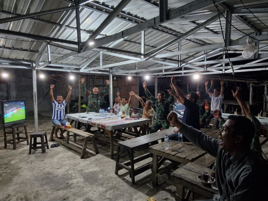 Babinsa dan Warga Desa Petai Nobar Piala Dunia Pererat Silaturahmi