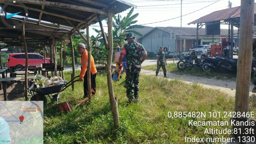 Babinsa dan Warga Gotong Royong Benahi Kawasan Pasar Telaga Sam Sam