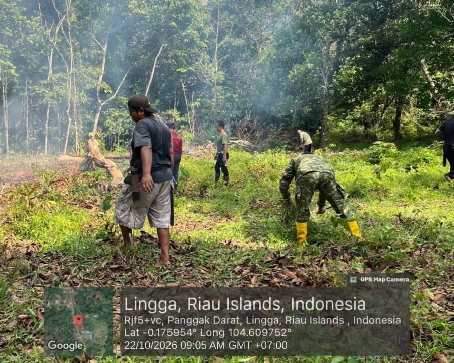 Babinsa dan Warga Gotong Royong Bersihkan Gorong-Gorong di Panggak Darat