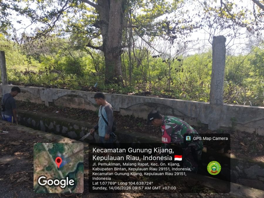 BABINSA DAN WARGA GOTONG ROYONG BERSIHKAN SELOKAN DI MALANG RAPAT