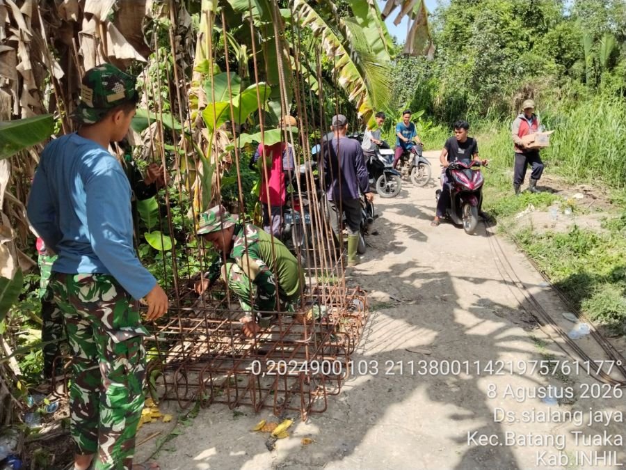 Babinsa dan Warga Gotong Royong Percepat Pembangunan Jembatan Penghubung Sungai Piring–Sialang Jaya
