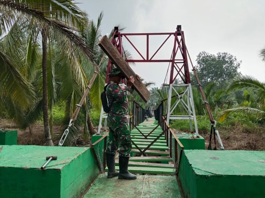 Babinsa dan Warga Gotong Royong Percepat Pembangunan Jembatan Penghubung
