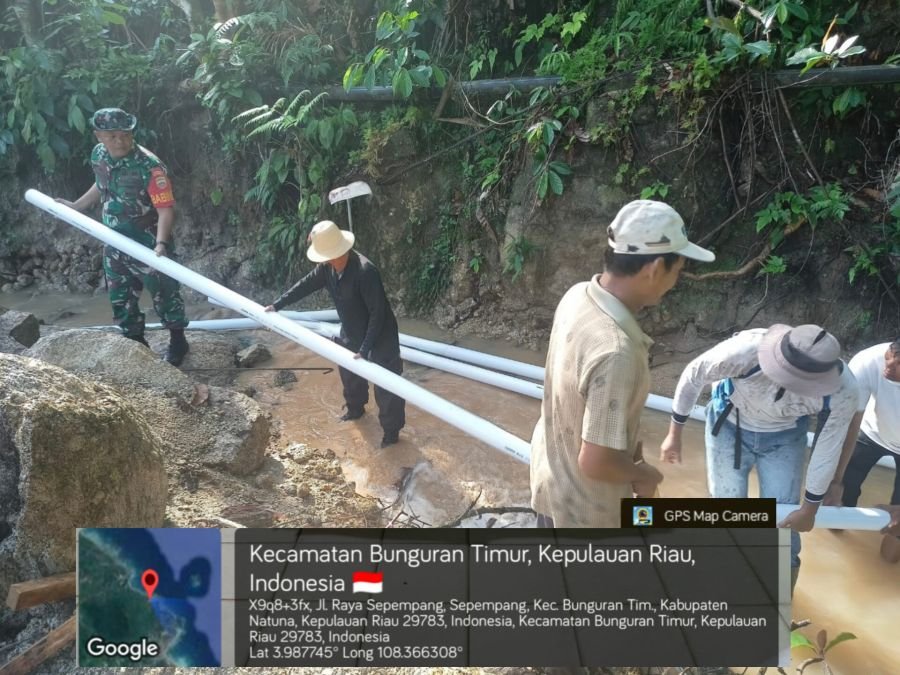 Babinsa dan Warga Gotong Royong Perbaiki Pipa Air Bersih