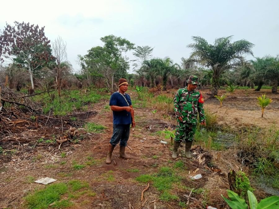 Babinsa dan Warga Industri Tenayan Bersama Cegah Karhutla Sejak Dini