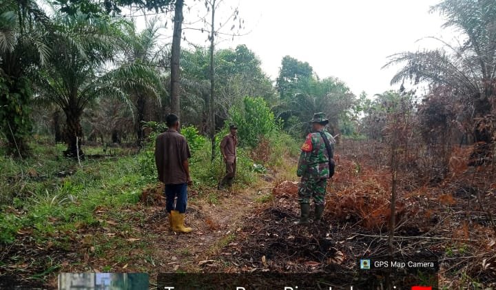 Babinsa dan Warga Industri Tenayan Perkuat Patroli Pencegahan Karhutla