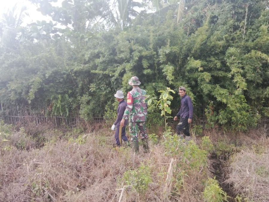 Babinsa Dan Warga Insit Anti Karhutla