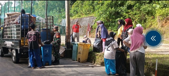 Babinsa dan Warga Kampung Hilir Kompak Gelar Jumat Bersih