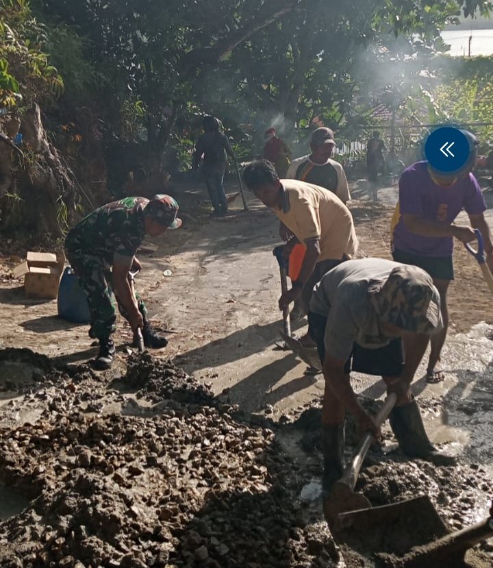 Babinsa dan Warga Kampung Hilir Semenisasi Jalan Makam, Perkuat Semangat Gotong Royong